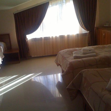 Family Hotel Yola 체페레리 외부 사진
