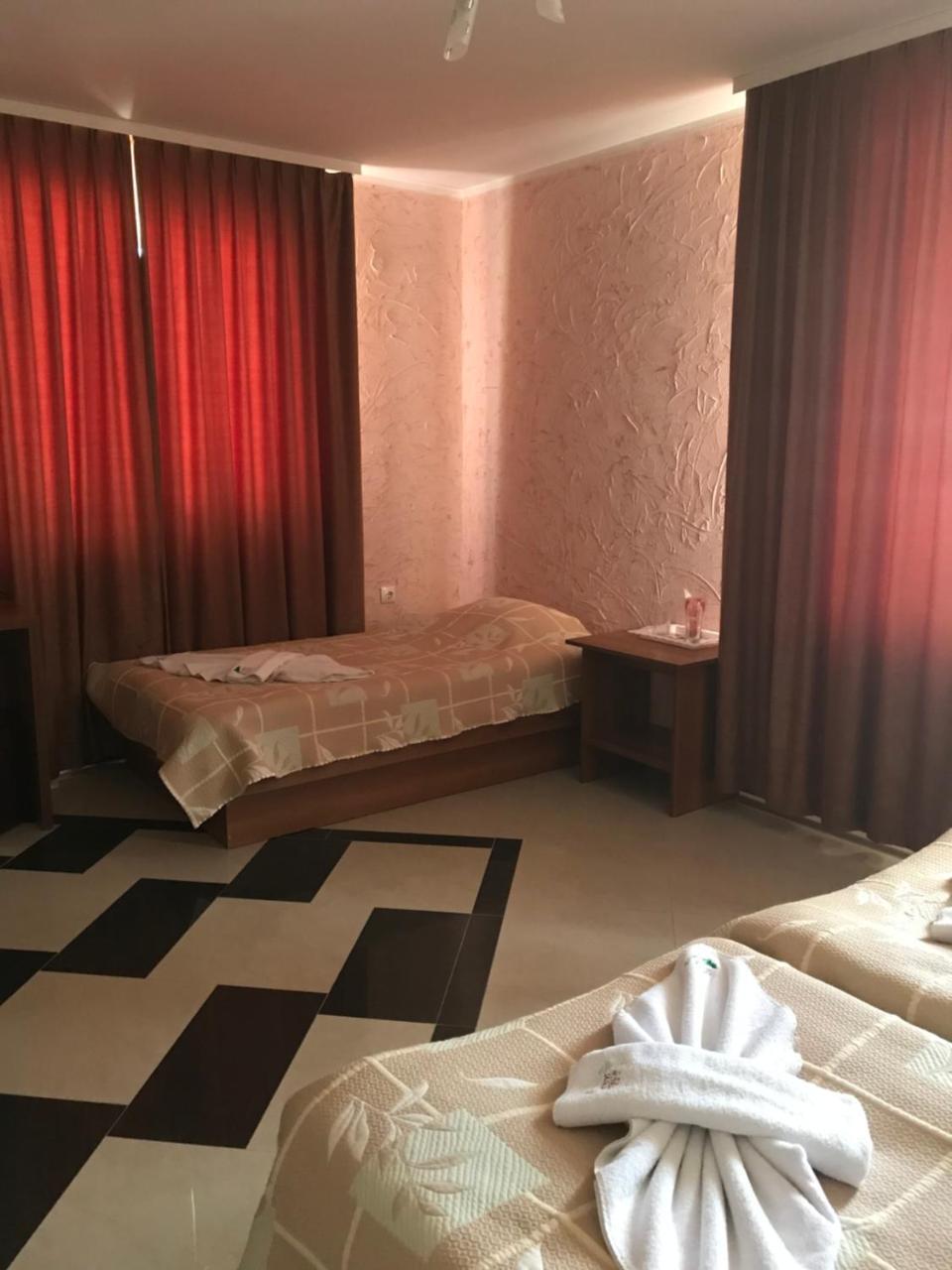 Family Hotel Yola 체페레리 외부 사진